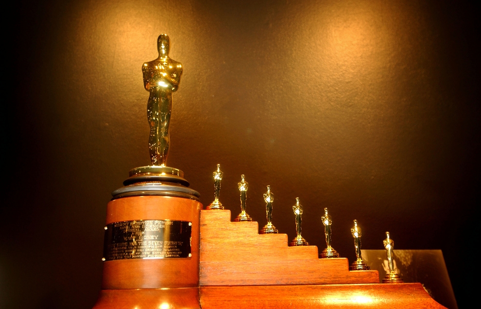 
	
	Phần thưởng cho bộ phim Bạch Tuyết và bảy chú lùn khi đoạt giải Oscar là một bức tượng đúng kích cỡ và 7 bức tượng tí hon khác.